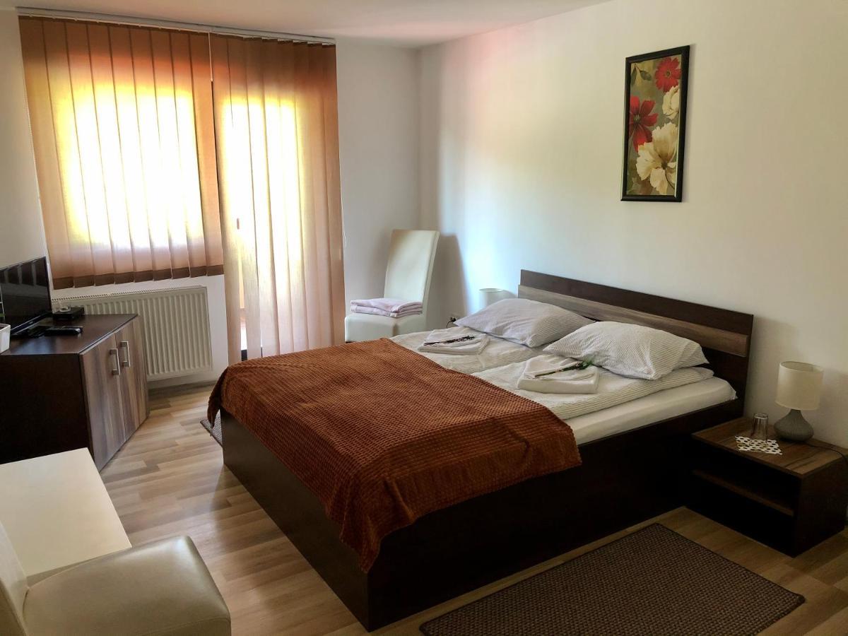 Aranykakas Etterem Es Panzio Bed & Breakfast Sîndominic Екстериор снимка