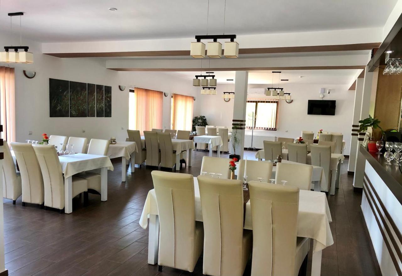 Aranykakas Etterem Es Panzio Bed & Breakfast Sîndominic Екстериор снимка