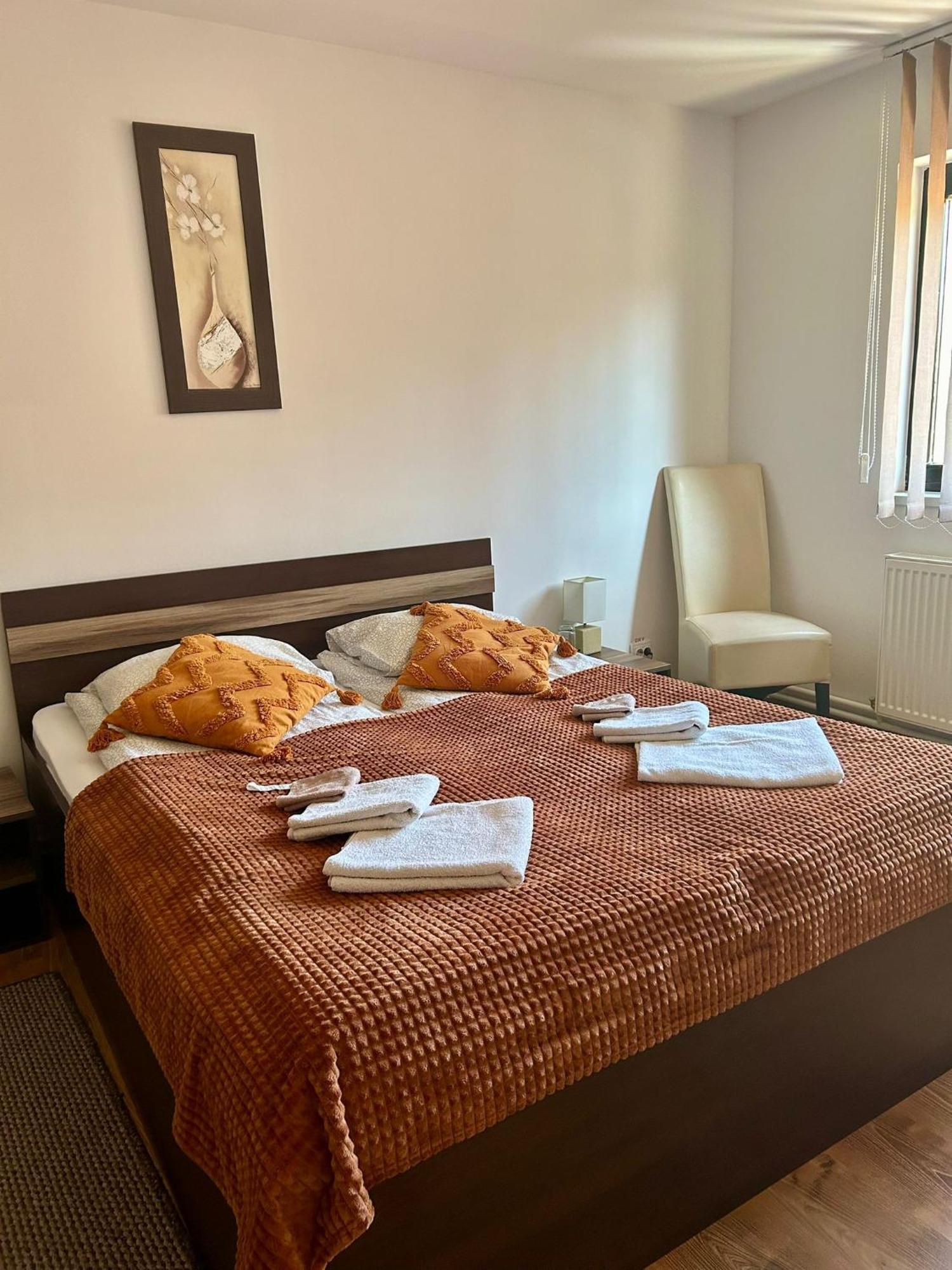 Aranykakas Etterem Es Panzio Bed & Breakfast Sîndominic Екстериор снимка