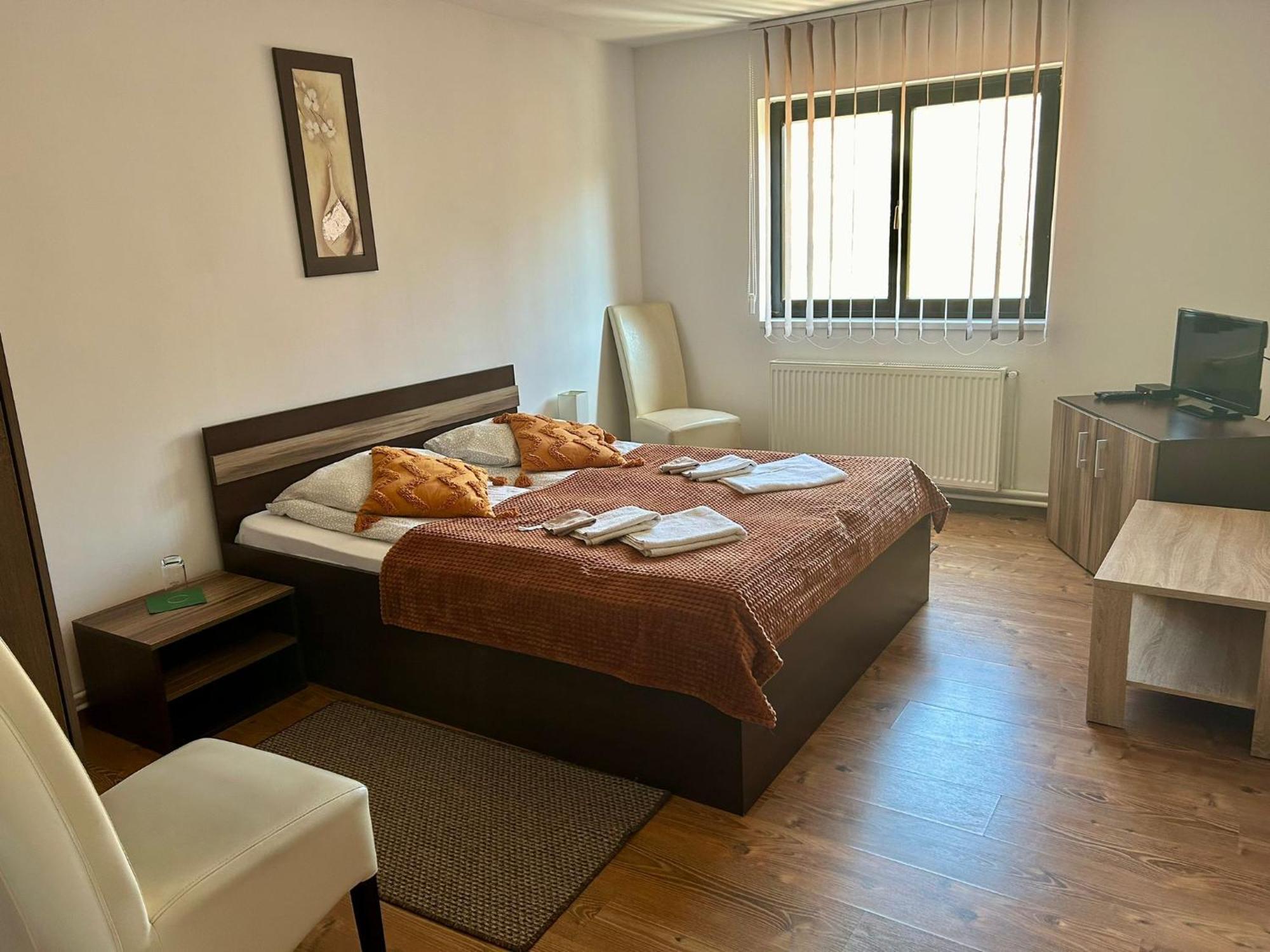 Aranykakas Etterem Es Panzio Bed & Breakfast Sîndominic Екстериор снимка