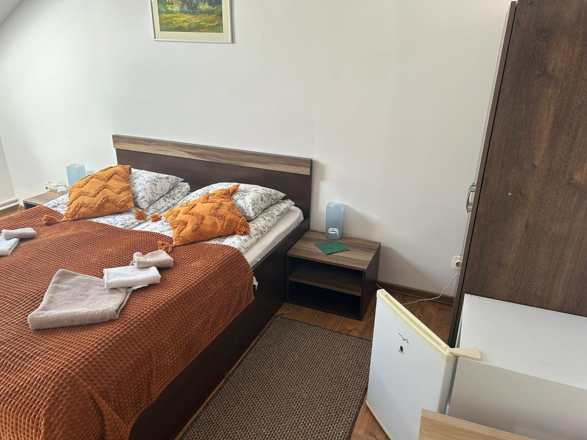 Aranykakas Etterem Es Panzio Bed & Breakfast Sîndominic Екстериор снимка